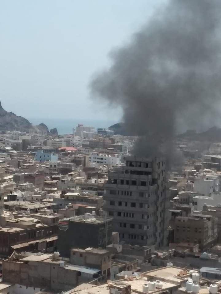 عدن.. جراء الاشتباكات سقوط قذائف هاون فوق منازل المواطنين بمديرية كريتر(صور)