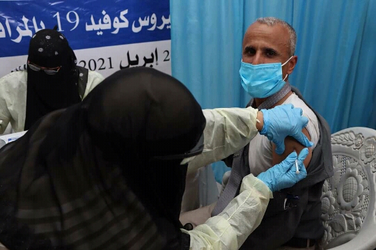 الصحة اليمنية تعلن عدد من تلقوا لقاح كورونا وتطمئن الجميع بشأن أعراضه الجانبية