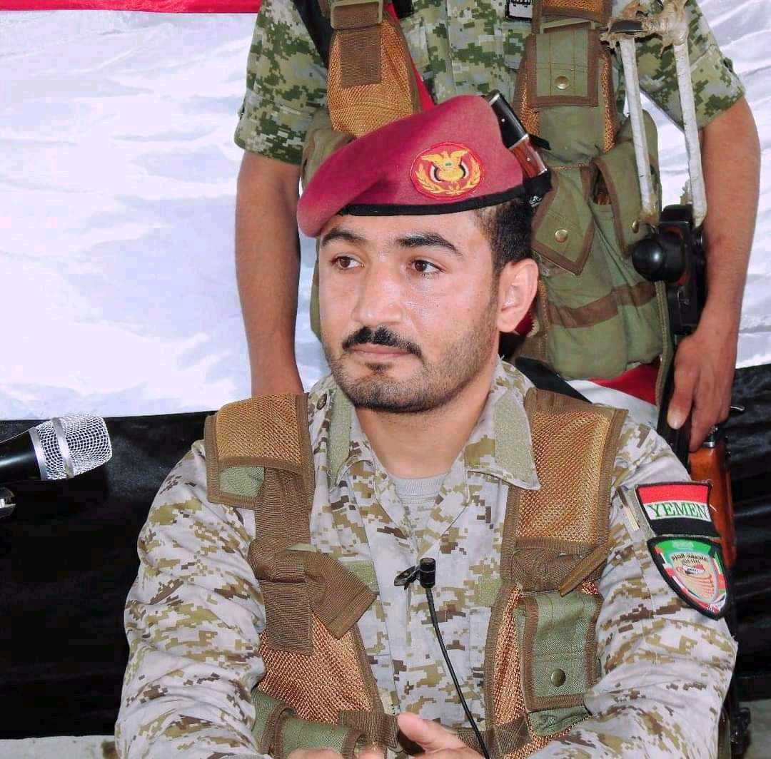 قائد اللواء الثالث عاصفة يعزي في وفاة الشيخ صادق الاحمر 