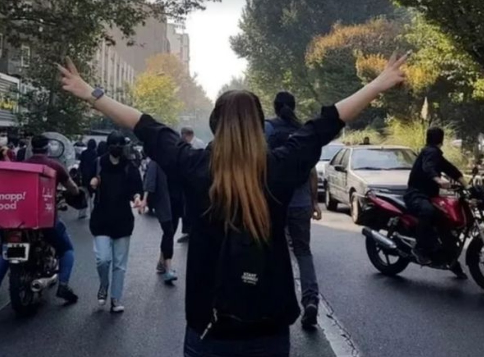 السلطات الدولية تندد بقمع الإيرانيين وتعمل لزيادة الضغط على نظام طهران