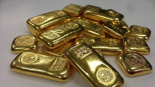 الذهب يتخلى عن بعض مكاسبه لصالح الدولار