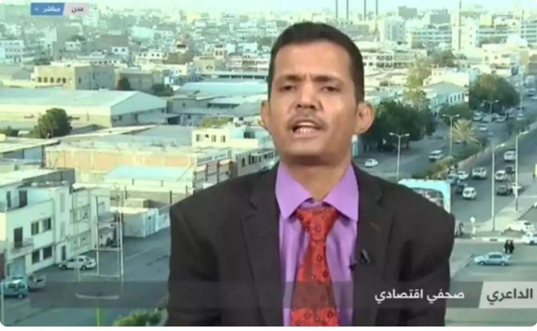 صحفي اقتصادي: الريال اليمني سيعاود الانهيار مُجدداً إذا لم يتلقى البنك المركزي أي دعم