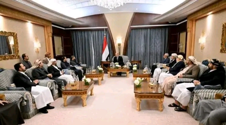 رئيس مجلس القيادة الرئاسي يستقبل أسرة فقيد الوطن الشيخ الأحمر