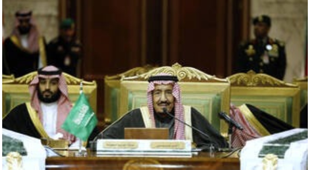 العاهل السعودي وولي عهده يعزيان أمير قطر