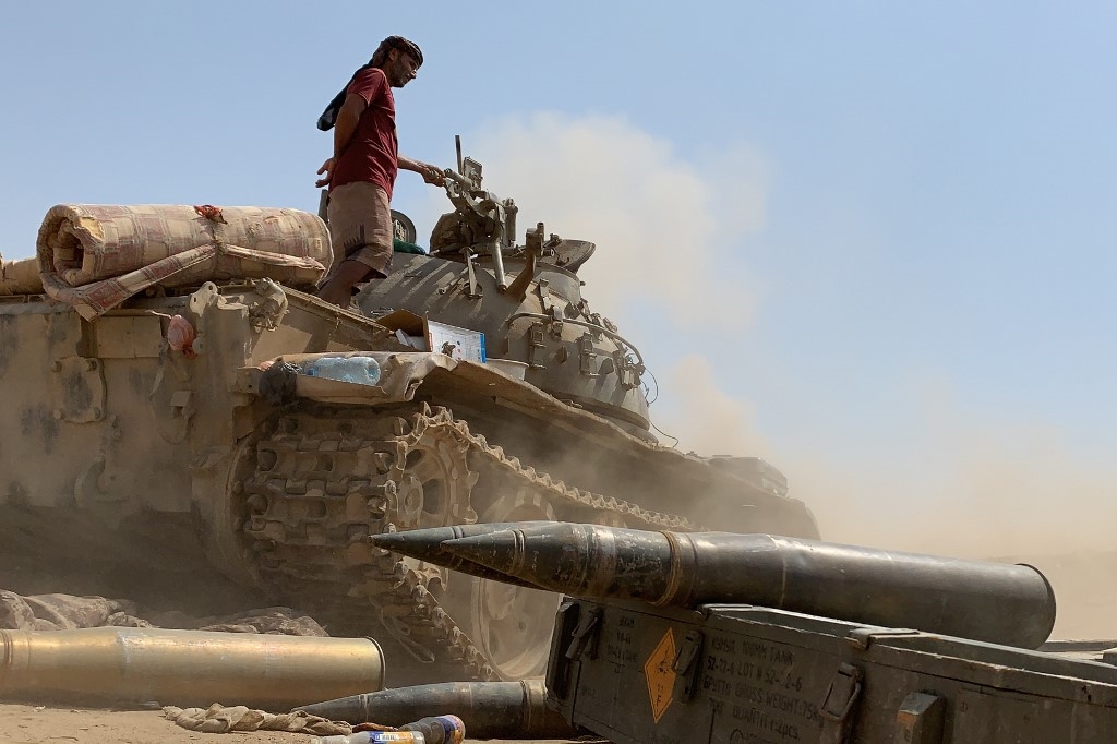 اعلامي يكشف من يقفون خلف تقدم الحوثيين بمأرب وتراجع الجيش