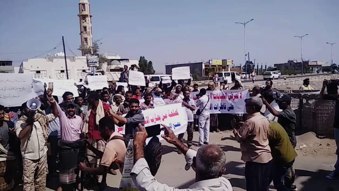 مطالبات شعبية ورسمية لوقف الجبايات غير القانونية والإفراج الفوري عن ناقلات إسمنت الوحدة - أبين .. اخر التطورات المناهضة للفساد في أبين !!