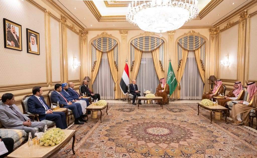 رئيس وأعضاء مجلس القيادة الرئاسي يلتقون وزير الدفاع السعودي