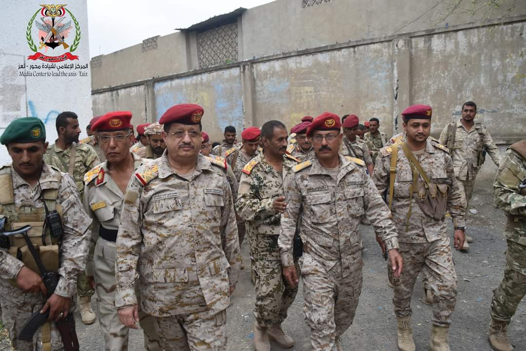 شاهد بالصور..وزير الدفاع يزور تعز ويتفقد عدد من جبهات القتال بالمحافظة 