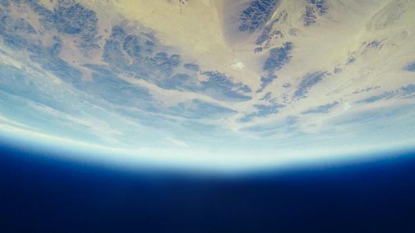 ورقة بحثية جدلية تزعم أن الأرض قد تكون محاطة بنفق مغناطيسي عملاق!