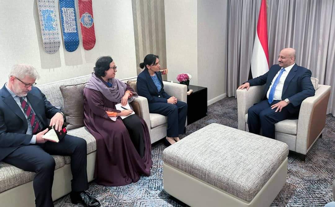 العميد طارق صالح يجدد موقف مجلس القيادة الرئاسي والحكومة الداعم لجهود تحقيق السلام.