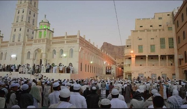 الآلاف في مساجد ”تريم“ بحضرموت يحيون ذكرى المولد النبوي