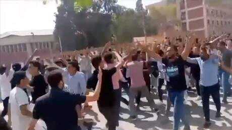 المصريون يهتفون ''الجيش العربي فين؟'' ويؤدون صلاة الغائب أمام معبر رفح