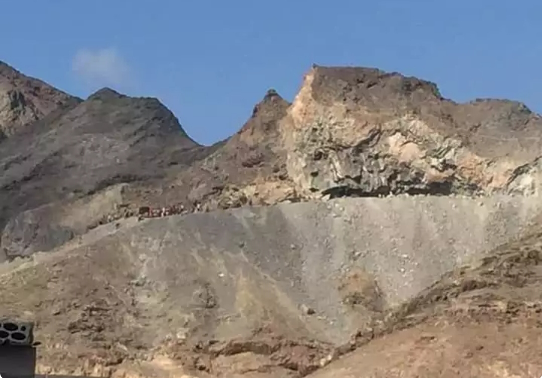 عدن..وفاة عدد من الاشخاص اثر انهيار صخري خلال حفر جبل بالبريقة