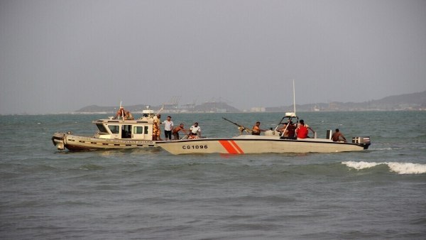 قوات خفر السواحل تضبط سفينة تهريب على متنها 9 أشخاص كانت في طريقها من الصومال للحديدة