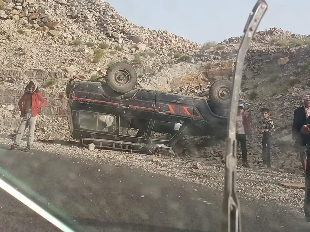 انقلاب سيارة في طريق مشرعه وحدنان