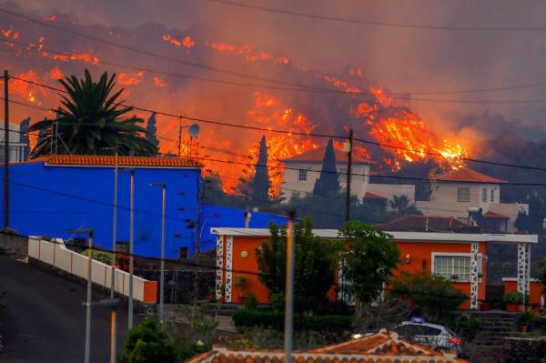 حمم بركانية تدمّر نحو مئة منزل في جزر الكناري وتدفع إلى إجلاء خمسة آلاف شخص