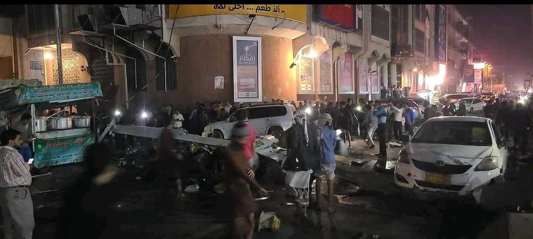 صورة صادمة من قلب صنعاء عقب سقوط طائرة مما أدى إلى سقوط قتلى وجرحى