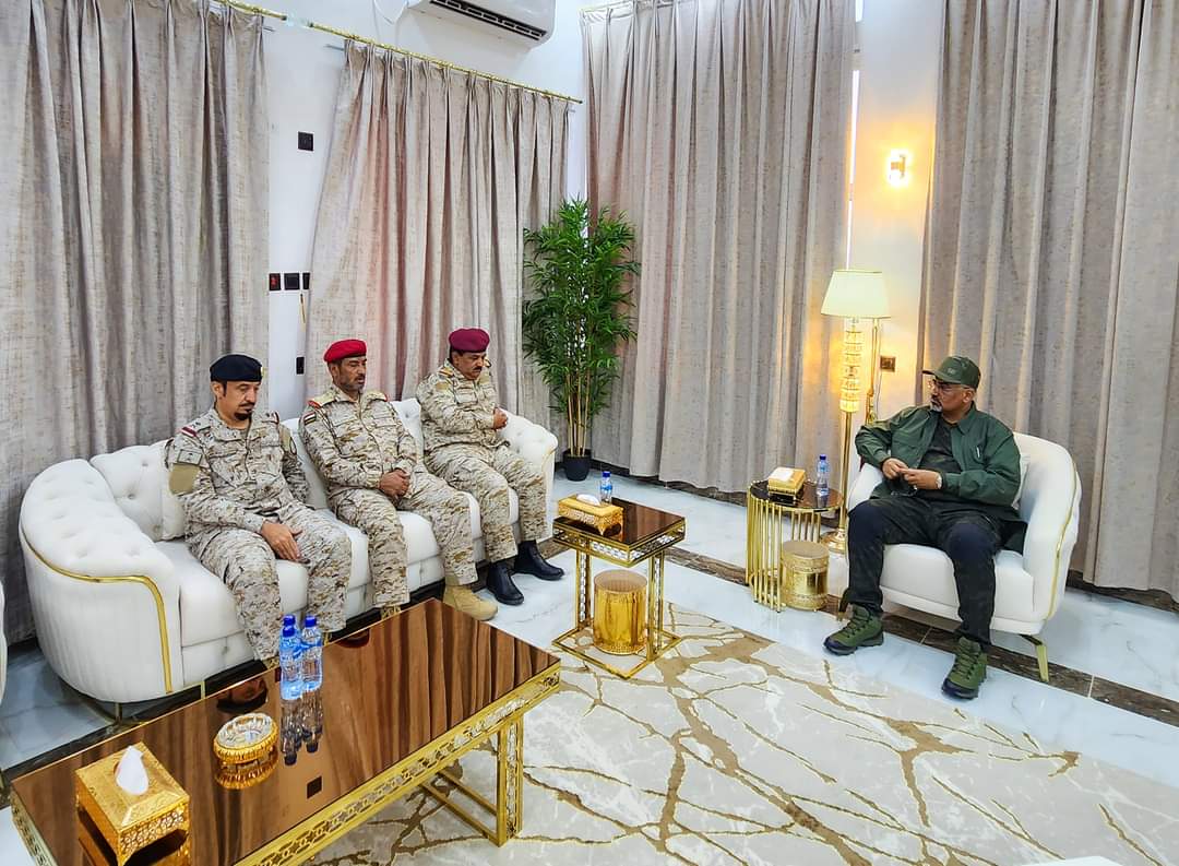 رئيس المجلس الإنتقالي يرأس اجتماع عسكري بالعاصمة عدن