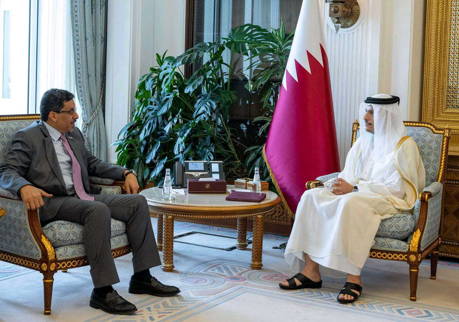 رئيس مجلس الوزراء وزير الخارجية القطري يستقبل وزير الخارجية أحمد عوض بن مبارك