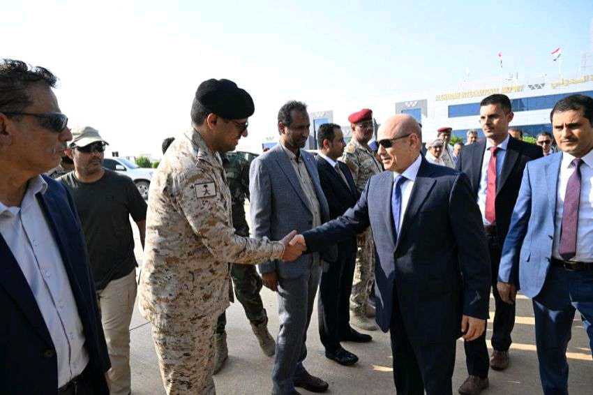 الرئيس العليمي يعود إلى العاصمة المؤقتة عدن