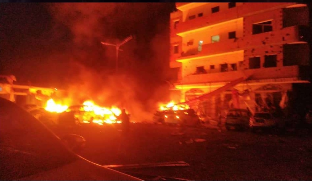 مصادر تكشف لعدن فويس سبب الانفجار الذي هز مطار عدن الدولي... وسيارات الإسعاف تهرع(صور)